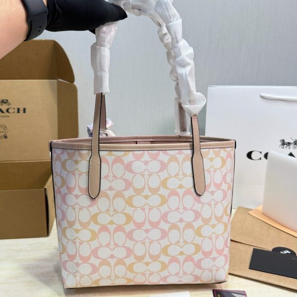蔻驰特价 牛皮版本 p119 COACH 蔻驰City 26托特包 COACH City 26托特包，经典老花涂层帆布+