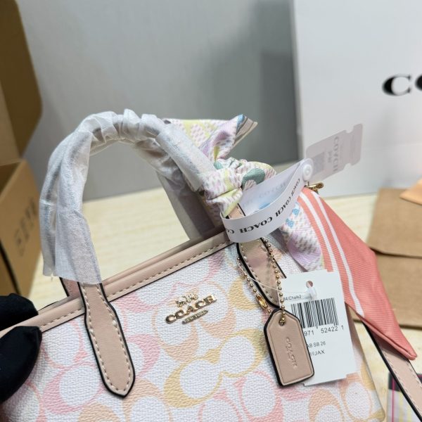 蔻驰特价 牛皮版本 p129 COACH City15迷你托特包 COACH City15迷你托特包，粉彩彩虹印花+牛剖