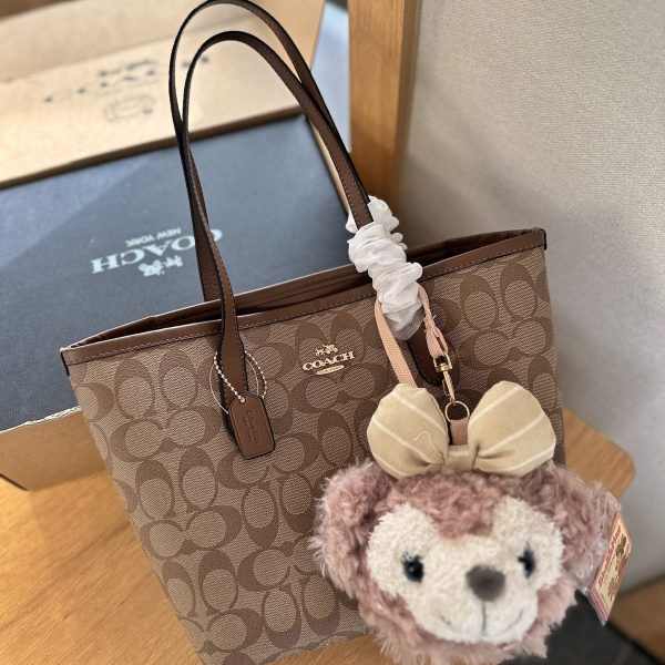 蔻驰特价 送挂件p134 飞机盒包装 Coach家新品小号city托特包 大爆款 分分钟断货！ 搭配不同衣服 一年四季都