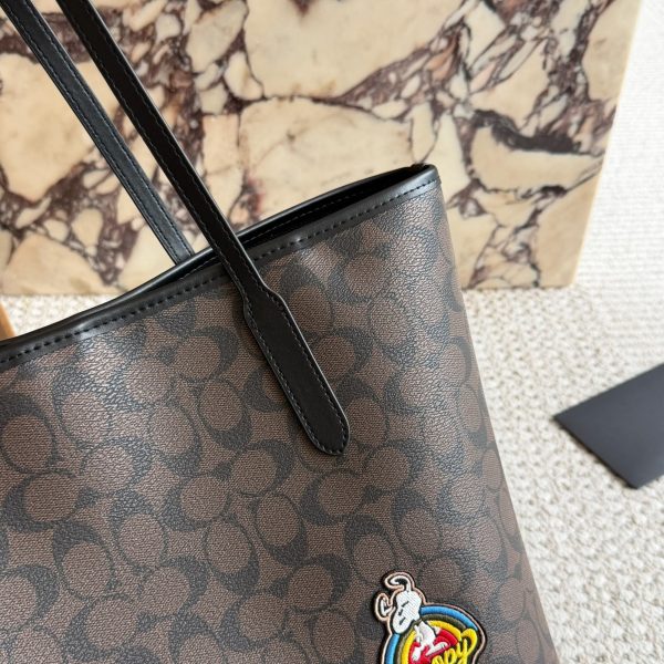 配盒 size：35 27cm coach家 吸扣单面city托特包 经典logo购物袋tote包 大爆款 分分钟断货！
