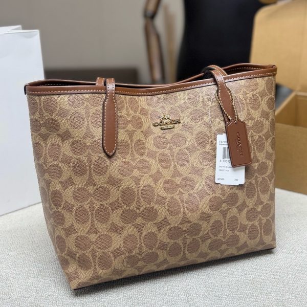 颜色合集 P205，配飞机盒 COACH City Tote 26托特包，经典棕色老花涂层帆布+皮革提手，简约大气超百搭