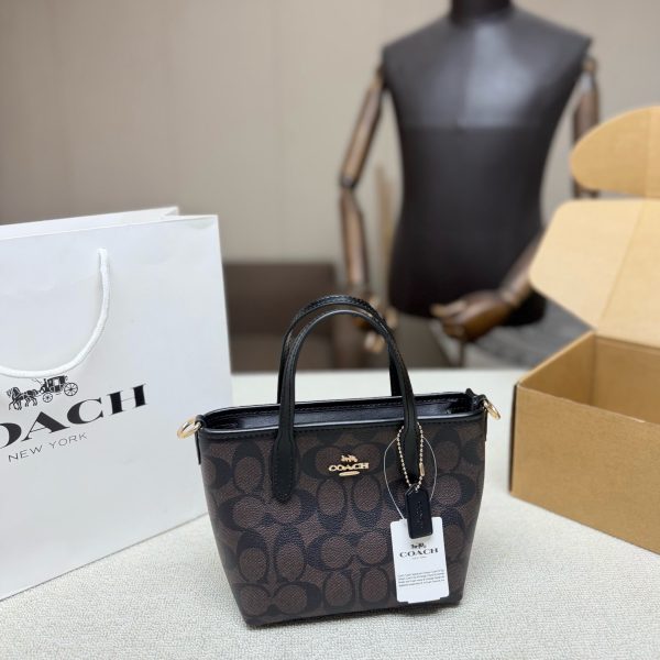 颜色合集 P210，配飞机盒 COACH City15迷你托特包，经典老花帆布+皮革饰边，简约又超有辨识度。日常通勤、出