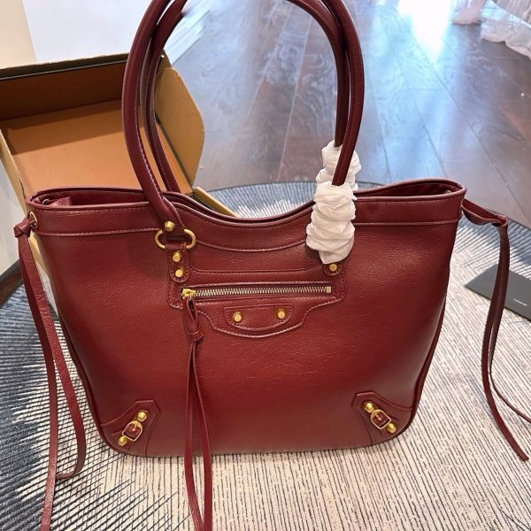 ￼ p215 Balenciaga购物袋 巴黎世家机车包 仙女的背包 完完全全 被迷上啦 仿佛进入仙境般 是每个可爱的小