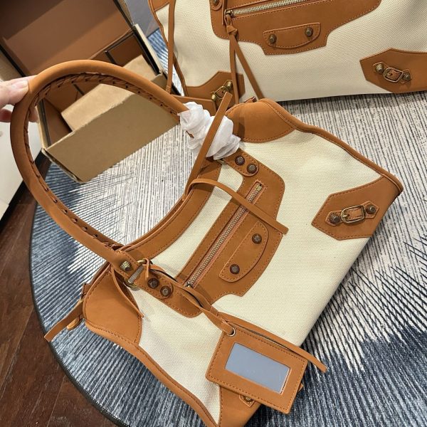 ￼ p310 p320 275 折叠礼盒包装 巴黎世家Balenciaga lecity系列手提机车包，米白帆布+棕色麂
