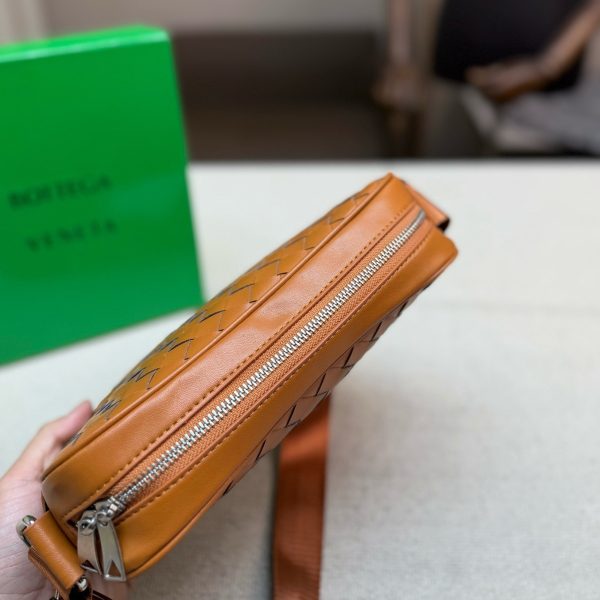 P165，配盒 Bottega Veneta Traveller系列小号相机包，采用经典Intrecciato手工编织工