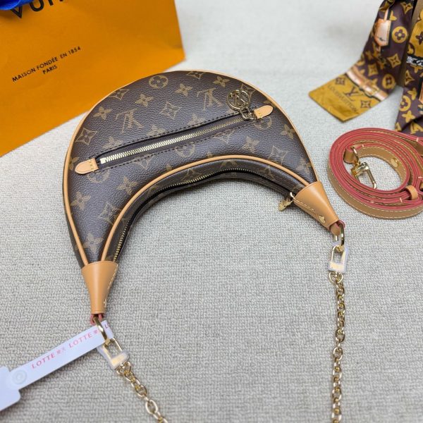 P210 合金五金 带芯片 丝巾 LV Loop月亮包，经典Monogram老花 复古又时髦！月牙造型贴合身形，容量刚好