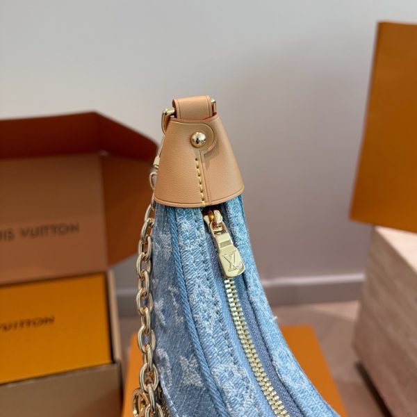 P220 配盒 size：上宽23 12cm Lv 月亮包（Loop） 牛仔夏天超级火， 可真的有它火的道理呀！ 真真香