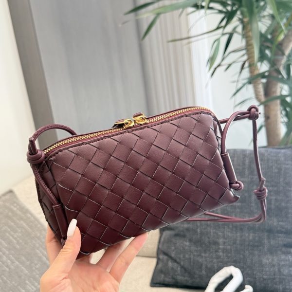 p225 Bottega Veneta Intrecciato 编织手拿包 化妆包​​，编织皮革，金色拉链。 几个要点：