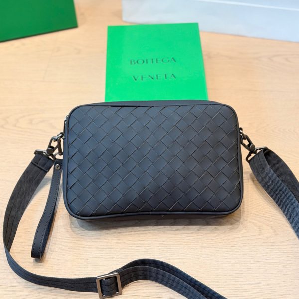 牛皮版本 p175 Bottega Veneta 编织皮质斜挎包​​，黑色小牛皮 + 经典 Intrecciato￼ 编