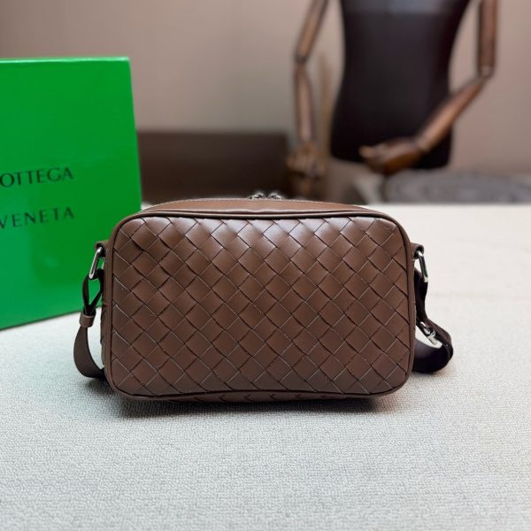 颜色合集 P165，配盒 Bottega Veneta Traveller系列小号相机包，采用经典Intrecciato