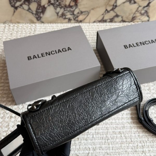 245 原单油腊皮 配盒 Balenciaga经典Neo Cagole迷你机车包 做旧褶皱黑牛皮自带复古做旧肌理，标志性