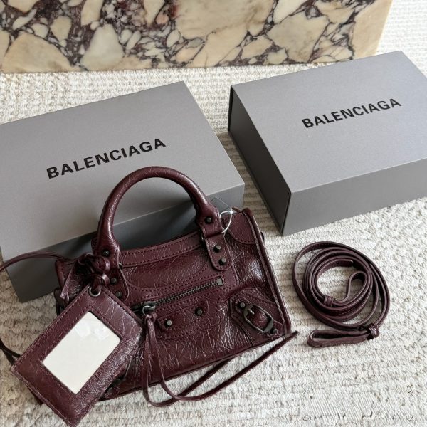 245 原单油腊皮 配盒 Balenciaga经典Neo Cagole迷你机车包 做旧褶皱黑牛皮自带复古做旧肌理，标志性