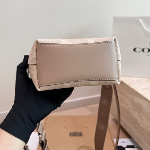P185 配盒 复刻版 size：15 14cm 新品coach迷你托特city15 超喜欢这个City15的配色 小小