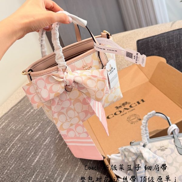 p225 Coach City15迷你托特包​​ Coach City15迷你托特包，经典老花帆布+牛剖层革，浅蓝包边超