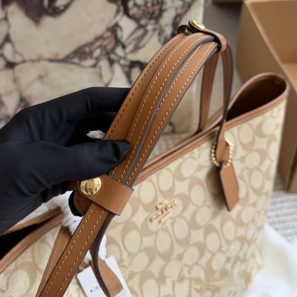 p230 原单版 有垫肩 Coach City Tote老花托特包. 最经典的老花 Coach City Tote托特包