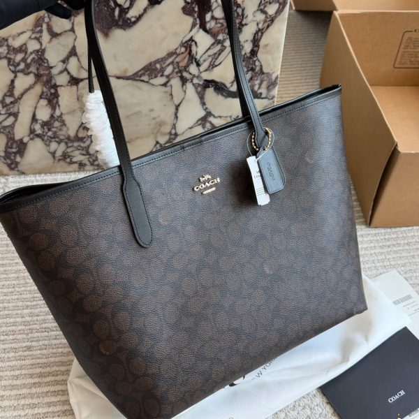 p230 原单版 有垫肩 Coach City Tote老花托特包. 最经典的老花 Coach City Tote托特包