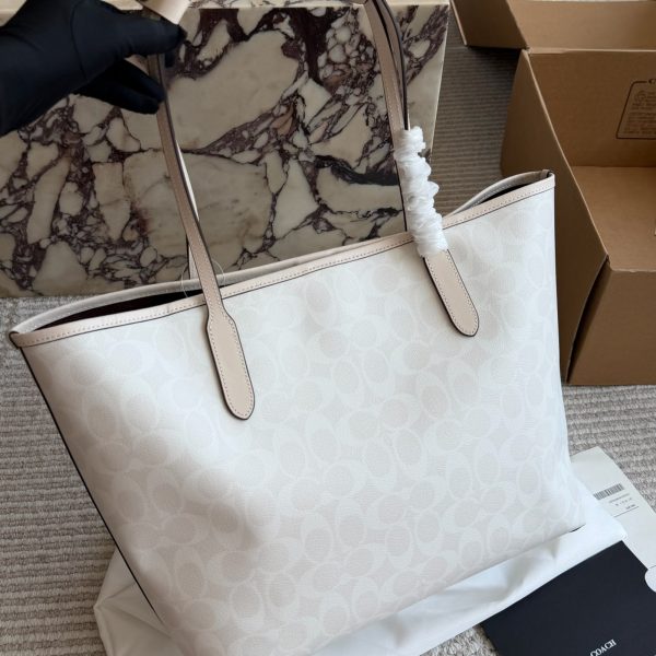 p230 原单版 有垫肩 Coach City Tote老花托特包. 最经典的老花 Coach City Tote托特包