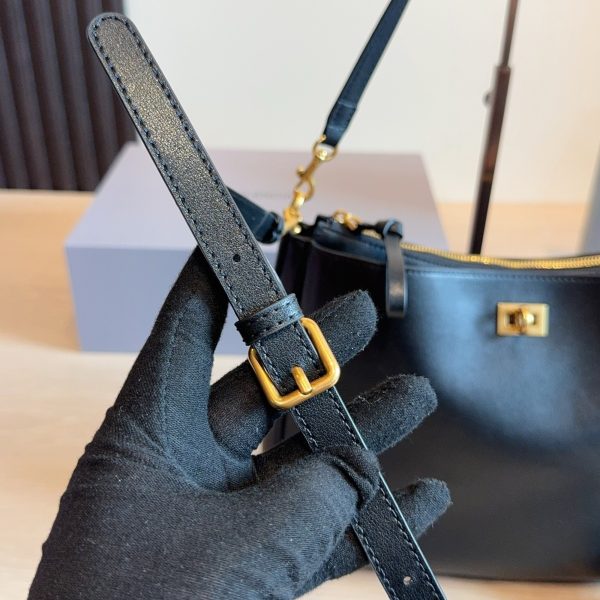 p250 Balenciaga Rodeo 骑迹包​​，黑色光滑小牛皮，银色五金和可拆卸肩带，翻盖搭扣设计，斜挎单肩都能