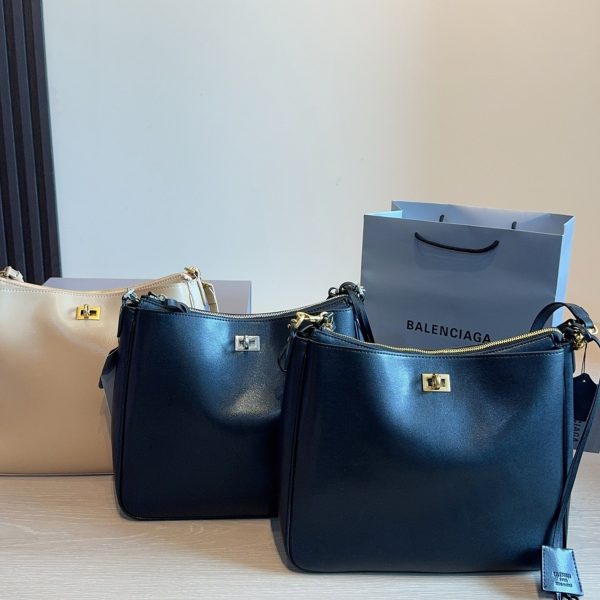 p250 Balenciaga Rodeo 骑迹包​​，黑色光滑小牛皮，银色五金和可拆卸肩带，翻盖搭扣设计，斜挎单肩都能