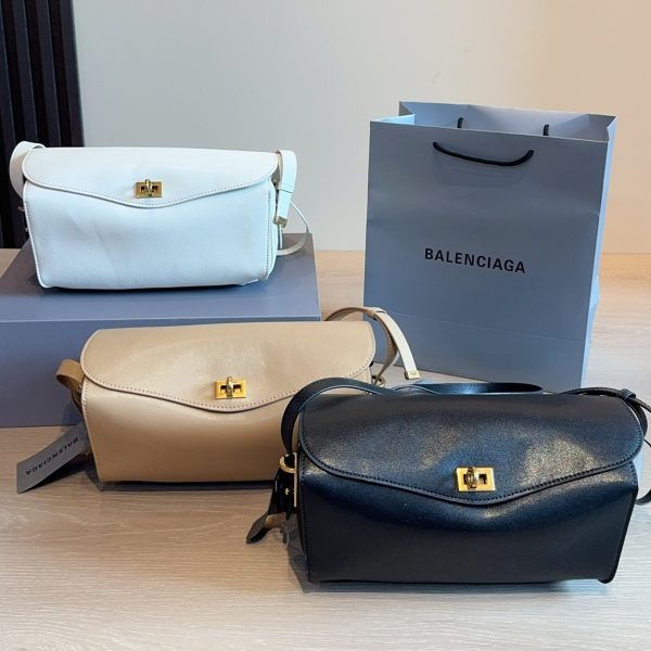 p260 Balenciaga Rodeo 骑迹包​​，光滑小牛皮，金色五金和可拆卸宽肩带，翻盖搭扣设计，斜挎单肩都能背